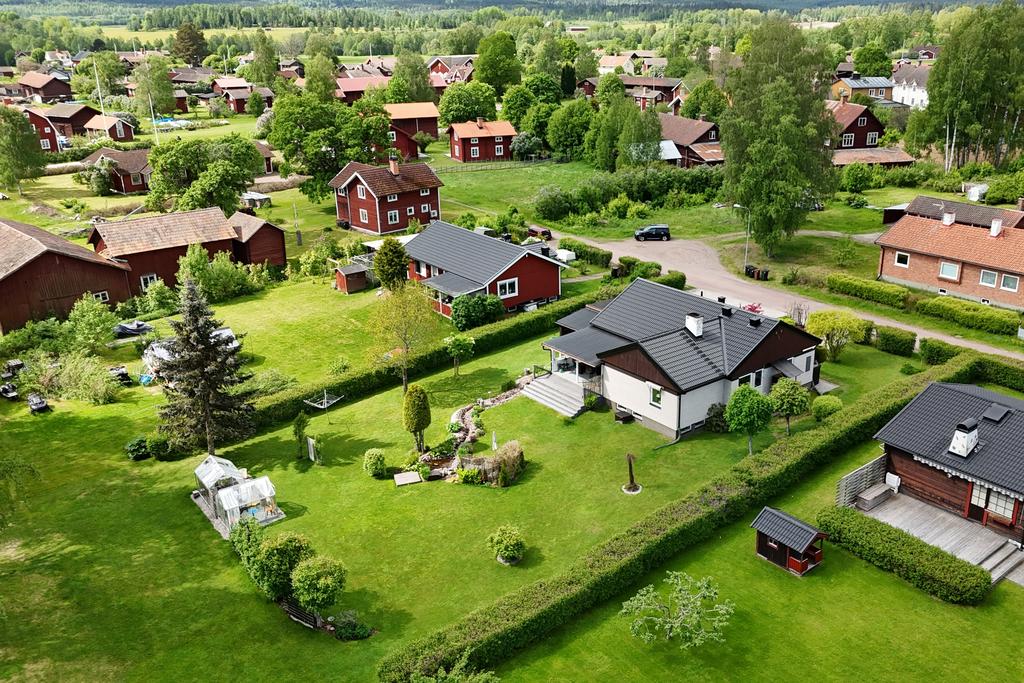 Allmänningen intill fastigheten ger gott om utrymme för lek och rörelse