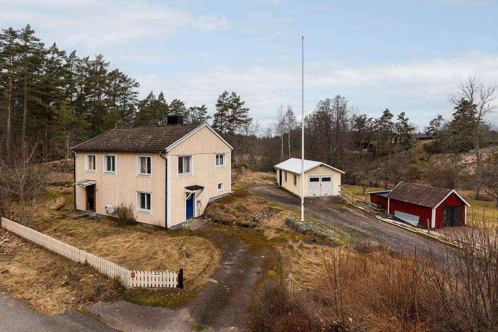 Fasadbild med garage och flaggstång