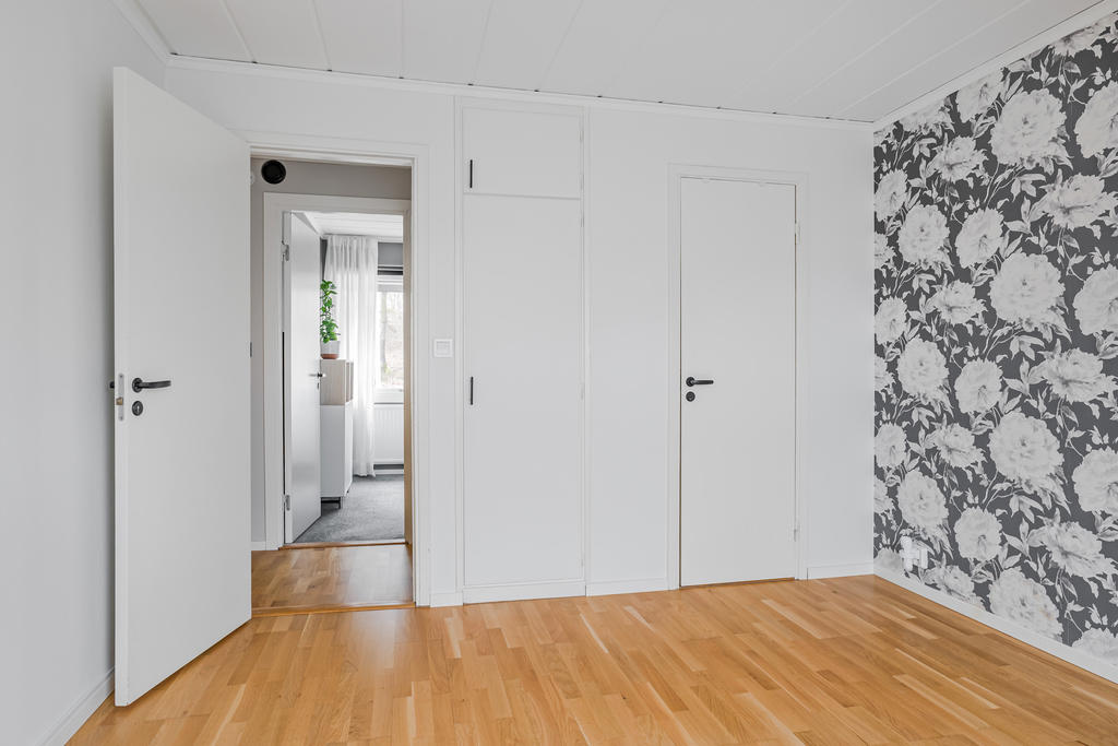 Sovrum 1 har en garderob samt en egen klädkammare
