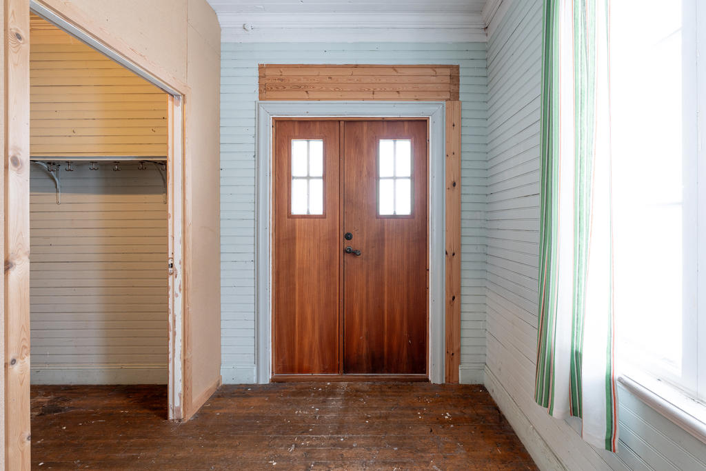 Hall med pardörr in till huset.