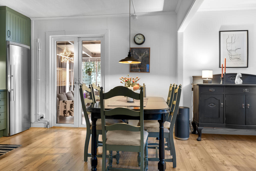 Kök med plats för matbord