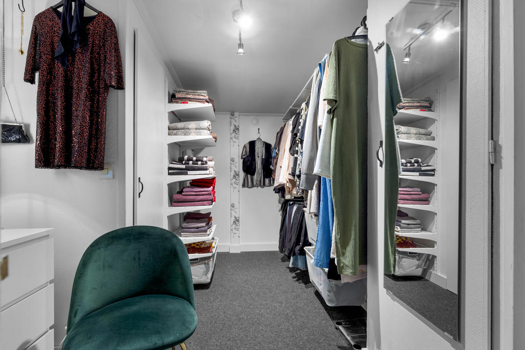 Klädkammare/walk in closet innanför duschrummet