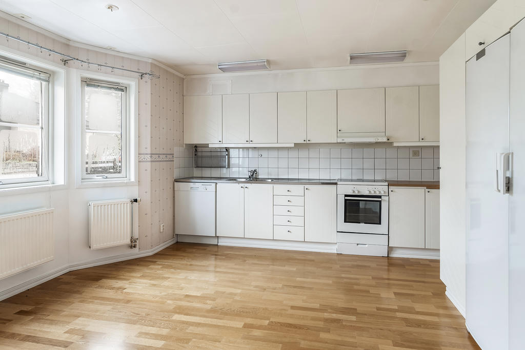 Rymligt kök med plats för matbord