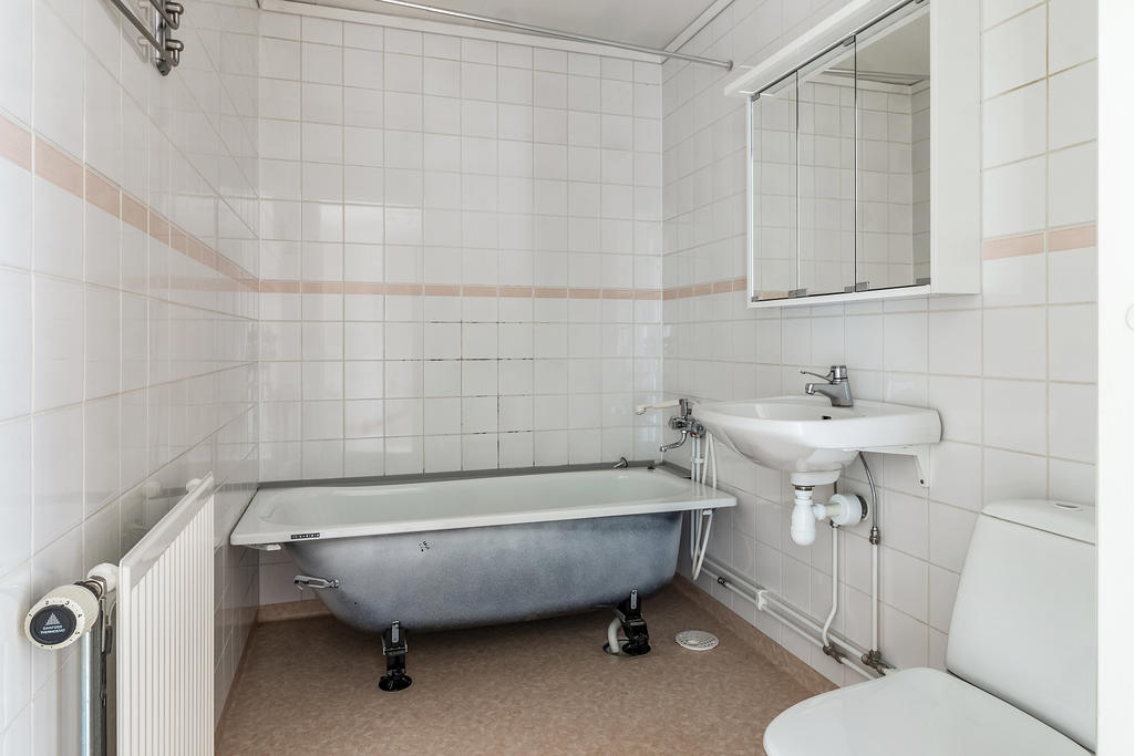 Badrum med badkar på övre plan