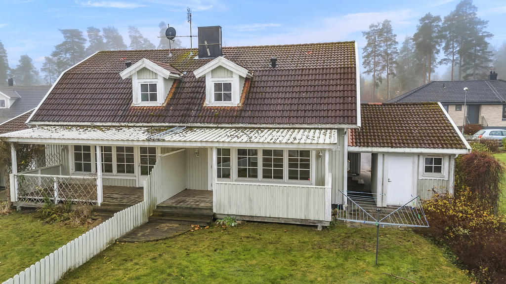 Uteplats i asnlutning till trädgård och grönområden