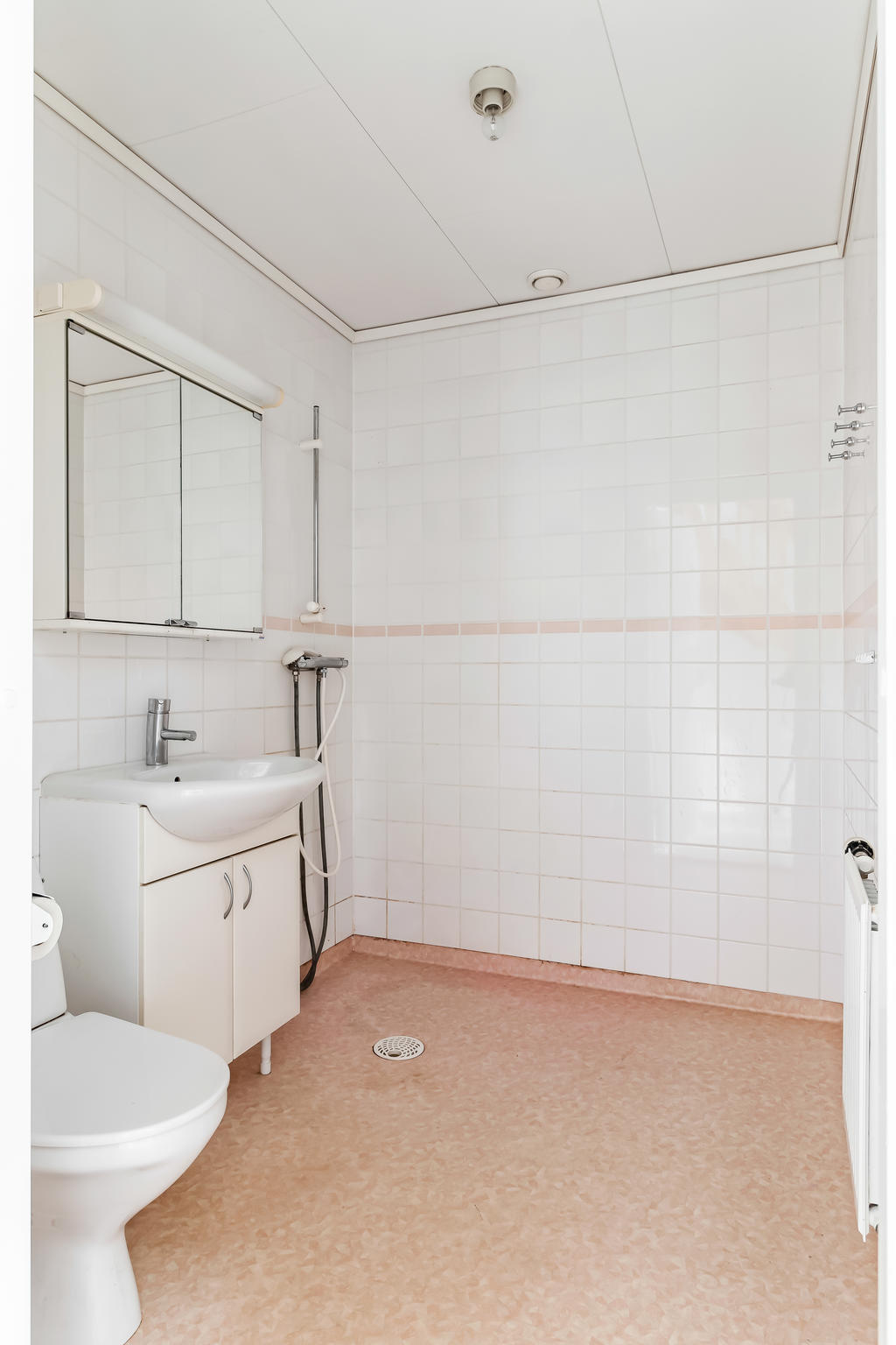 Badrum på nedre plan med dusch