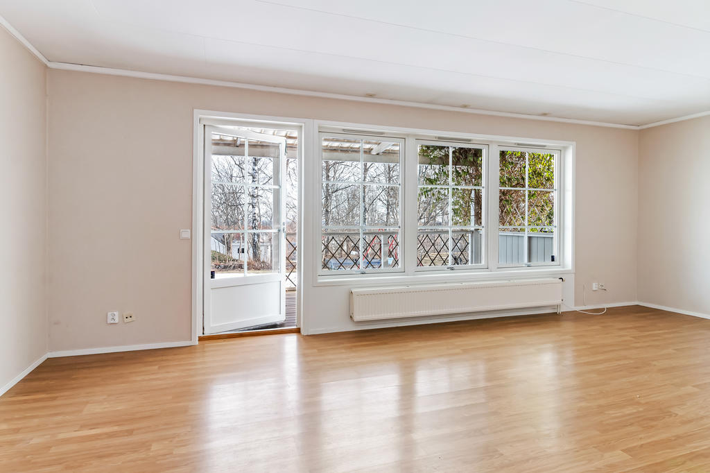 Vardagsrum med utgång till altan