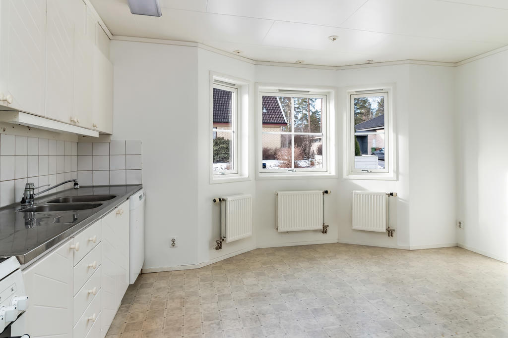 Kök med burspråk och plats för matbord