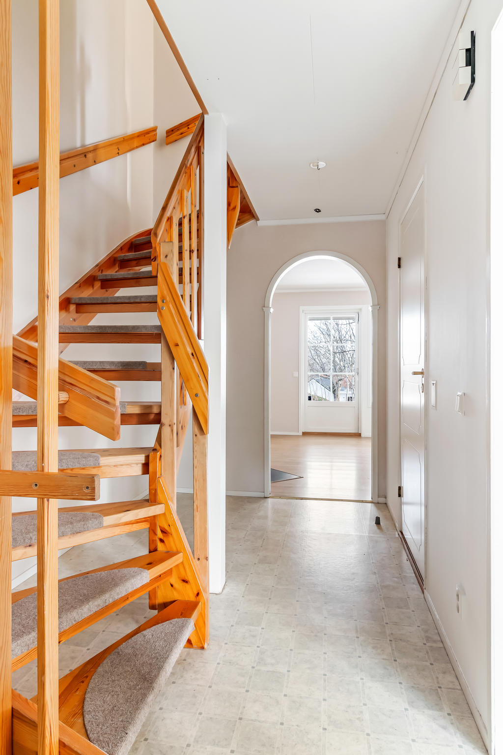 Hall med trapp till övervåning