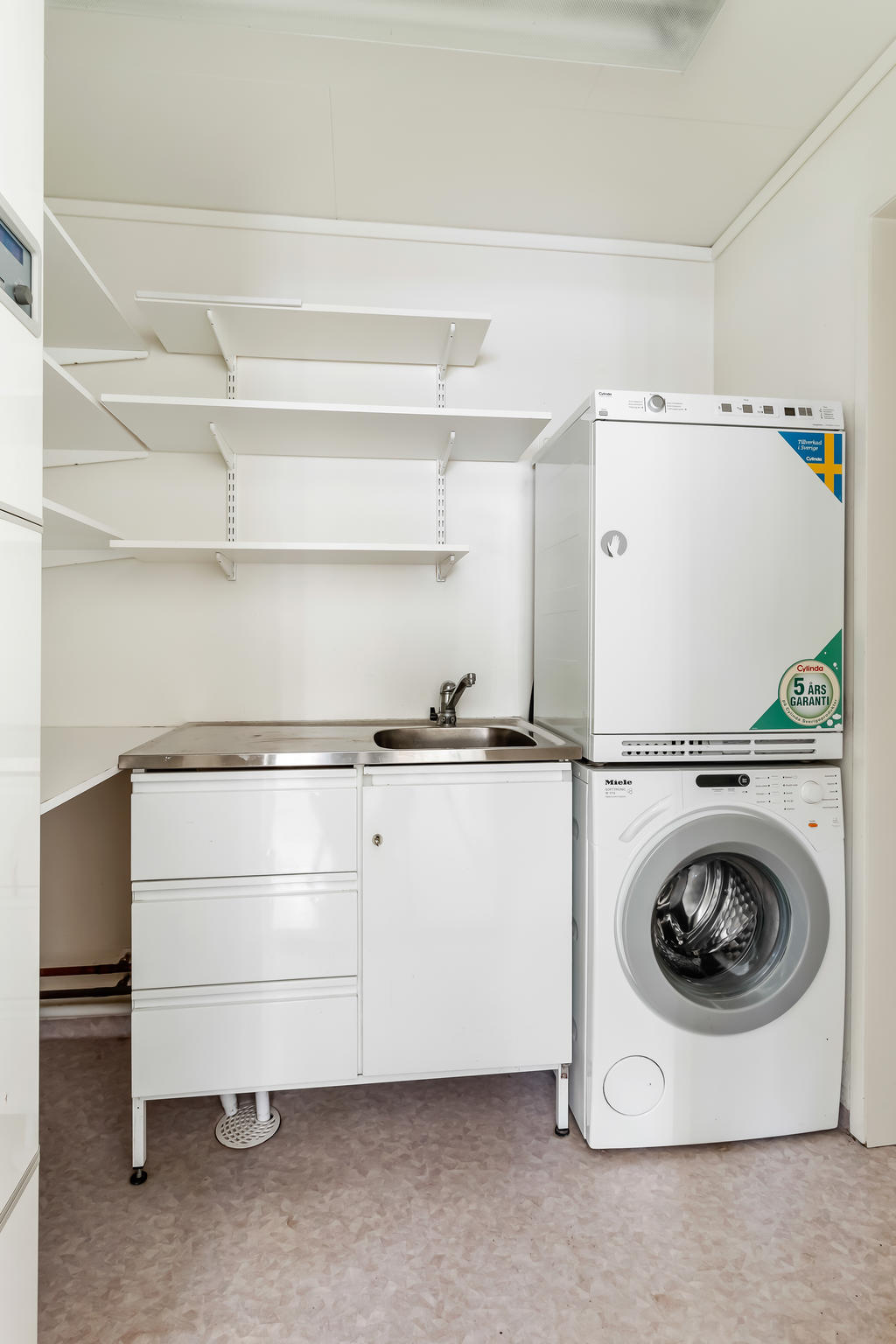 Tvättstuga med utgång till carport