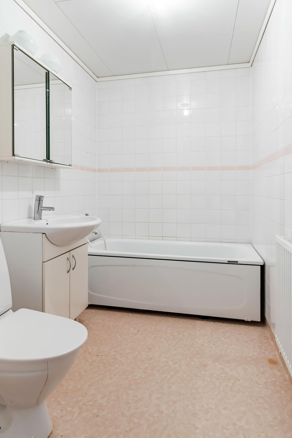 Badrum på ovanvåning med badkar