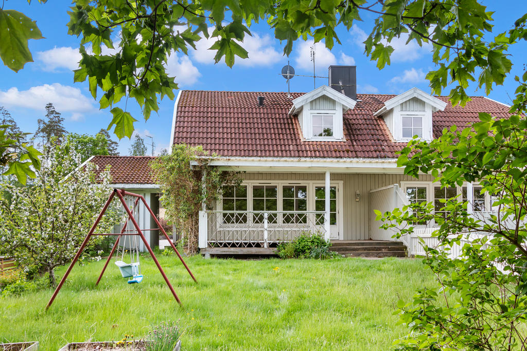 Sommarbild - lättskött trädgård