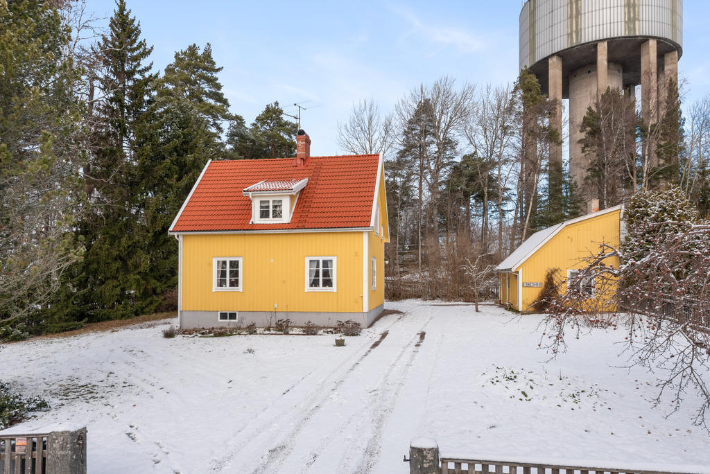 Vibyvägen 16 med gårdshuset till höger