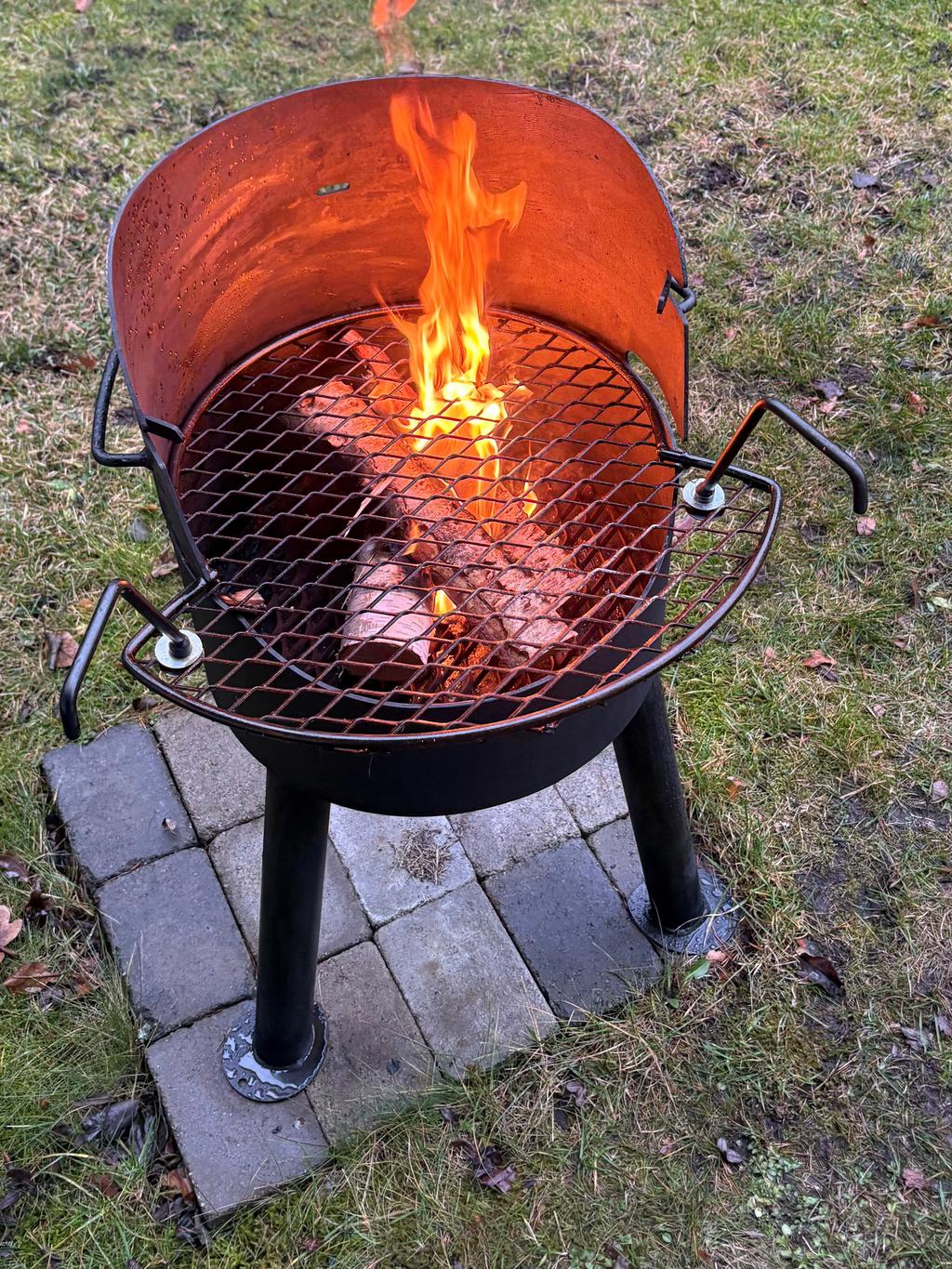 Utomhusgrill i gjutjärn både för ved och kol