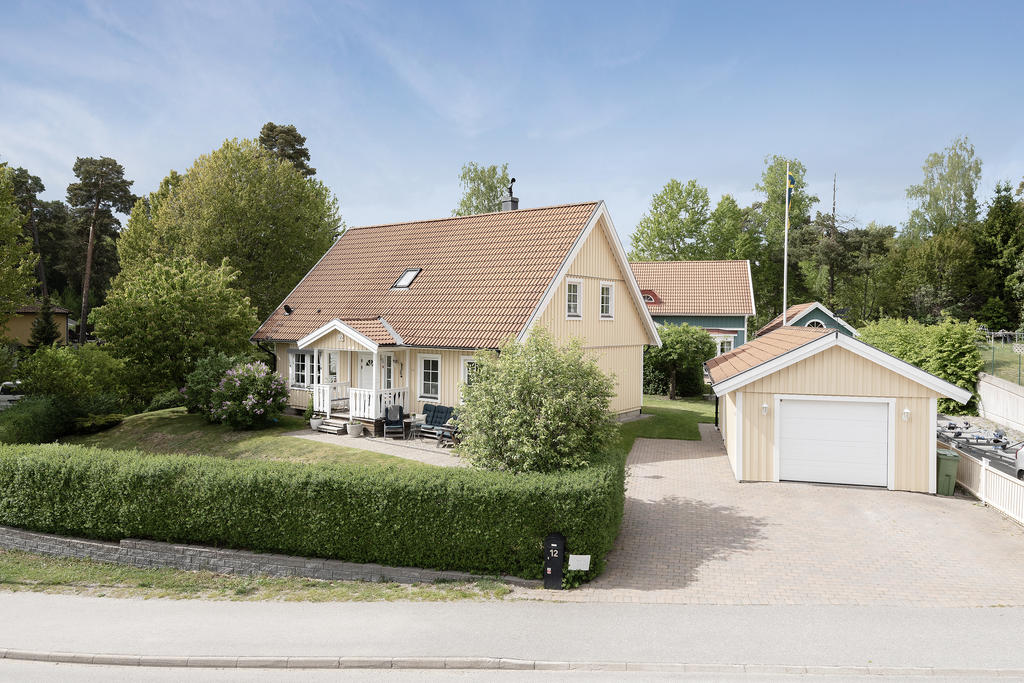 klassisk villaidyll med garage och välskött tomt