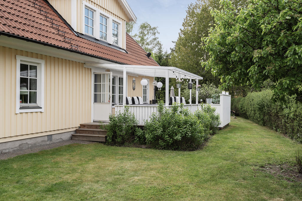 Både hus och tomt är väl underhållet genom åren