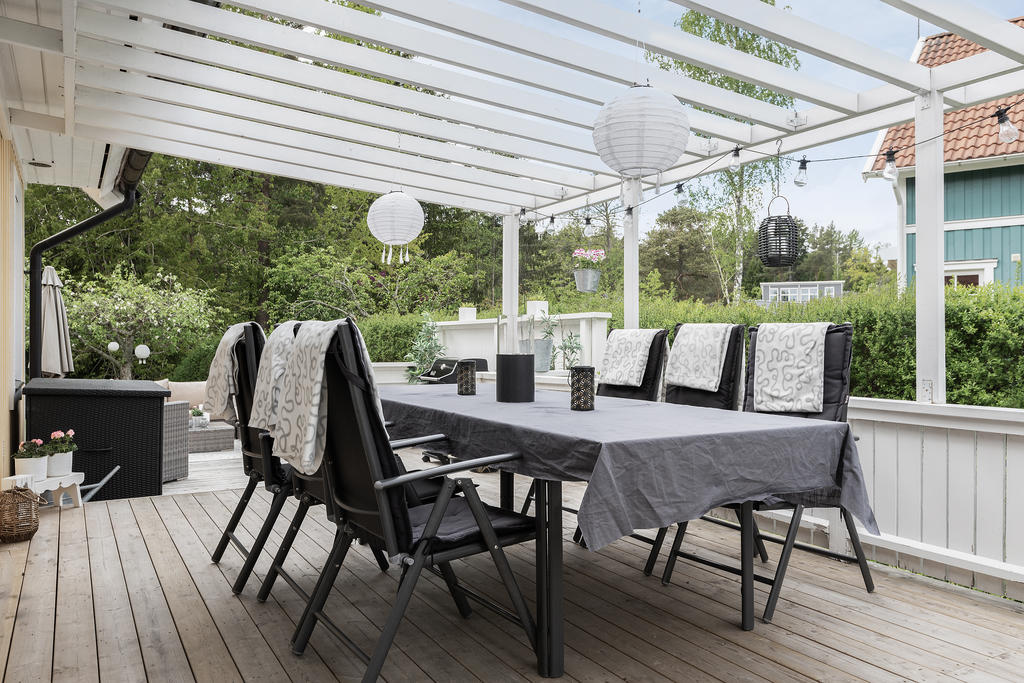 Pergola med möjlighet att sätta upp segelduk för väderskydd
