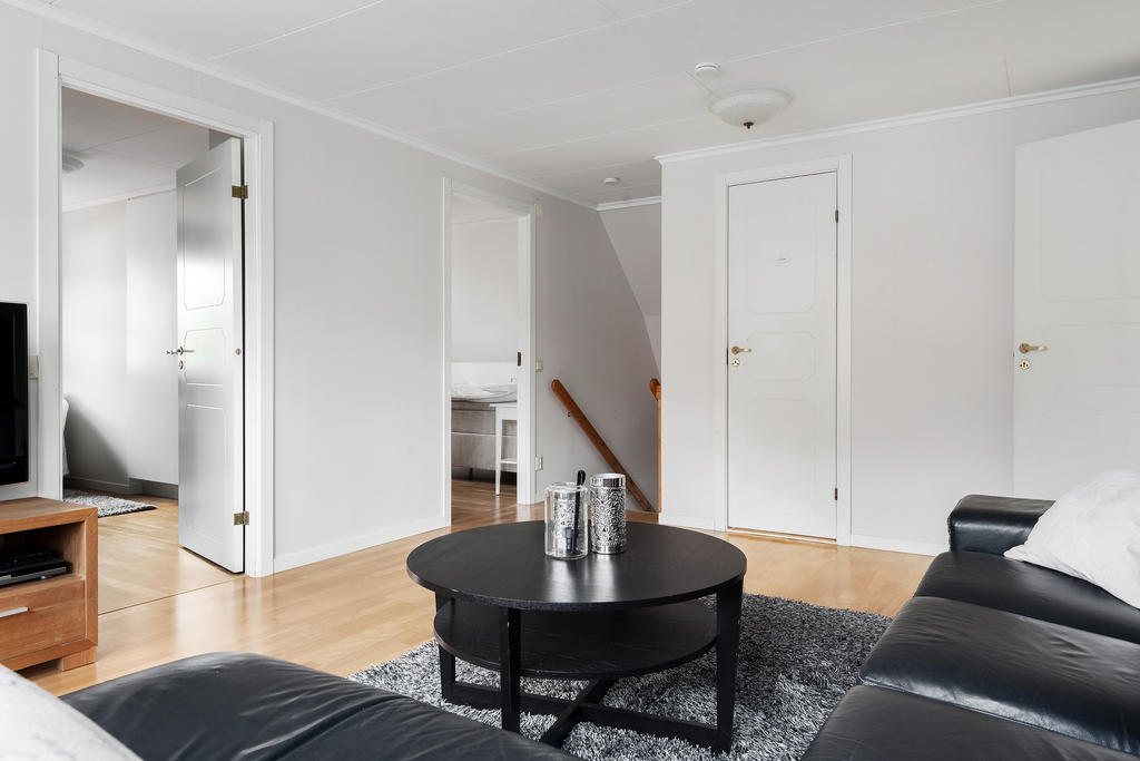 Två likvärdiga barnsovrum på ena sidan av allrummet