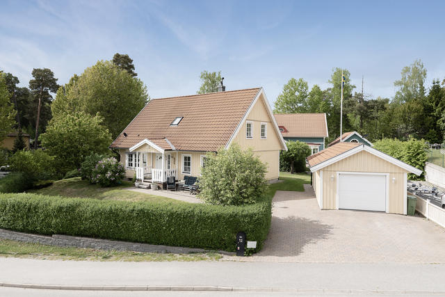 klassisk villaidyll med garage och välskött tomt