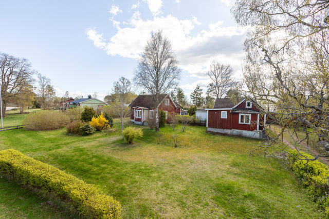 Boningshus och gästhus på tomten!