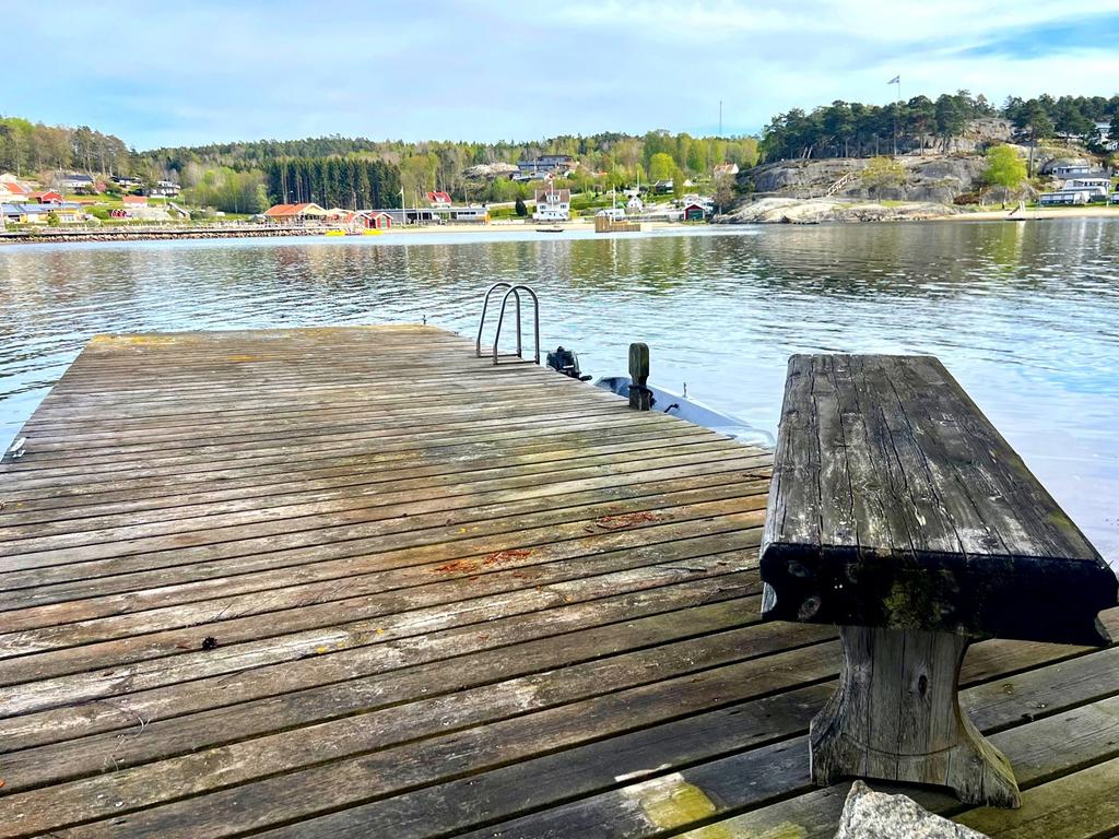 Brygga där du anlägger båten vid ankomst till ön. 