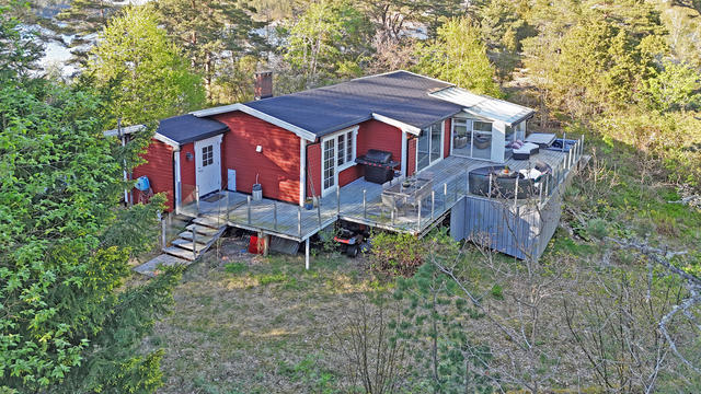 Välkommen till Starholmen Udden 2, där du har havsutsikt från både framsida samt baksida av huset. 
