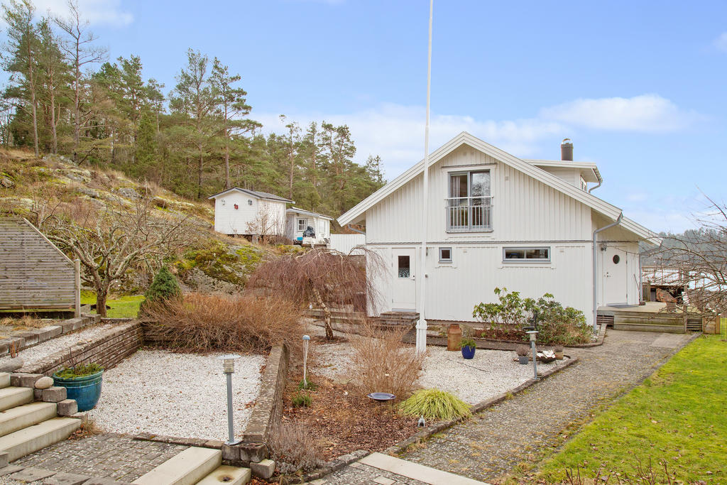 Exteriör framsida med den vackra trädgården