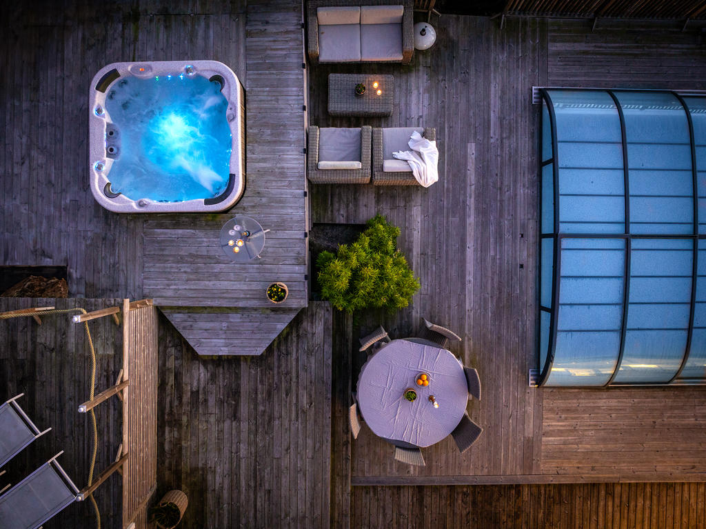 Altandäck med pool och spabad ovanifrån
