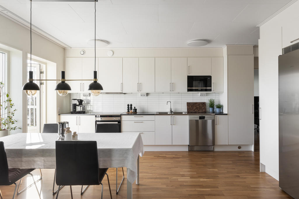 Kök med plats för stor matbord
