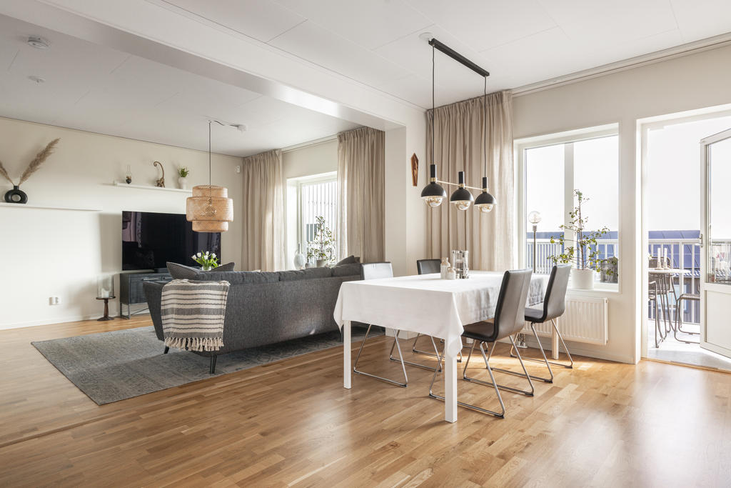 Kök och vardagsrum i öppen planlösning