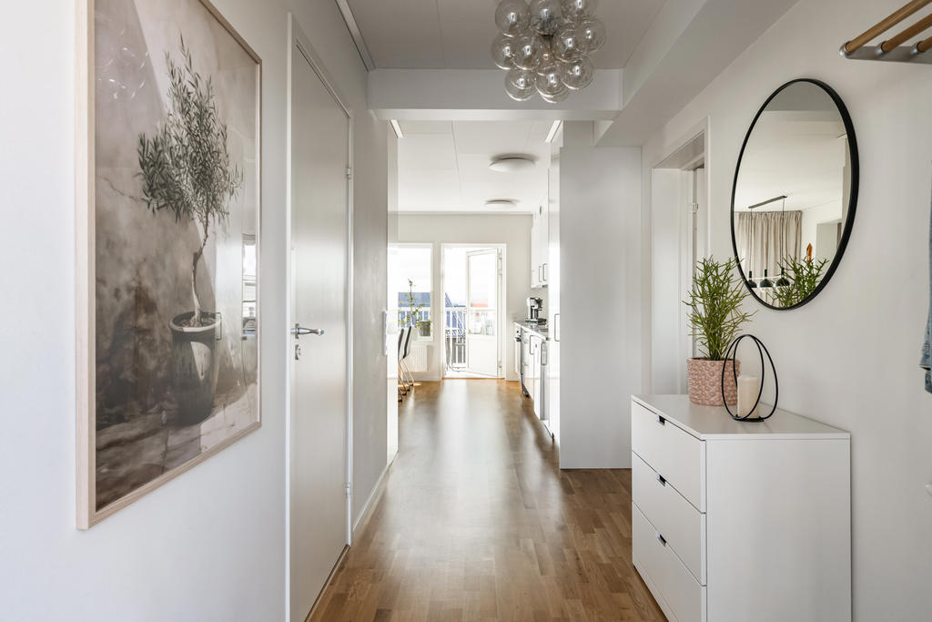 Hall med vy mot kök