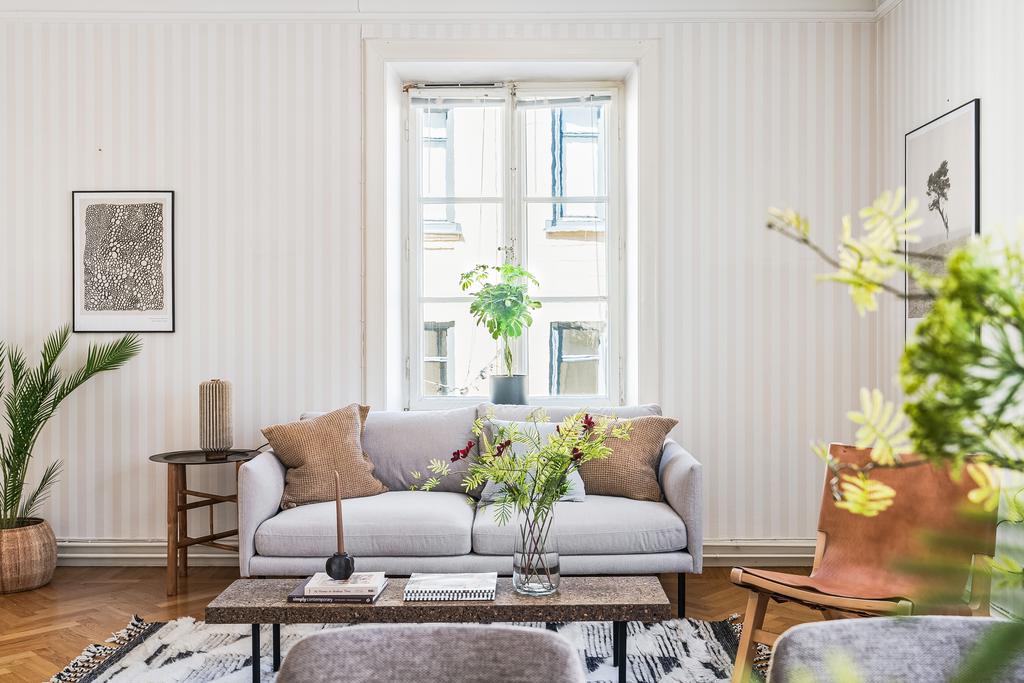 Stora fönsterpartier i vardagsrum