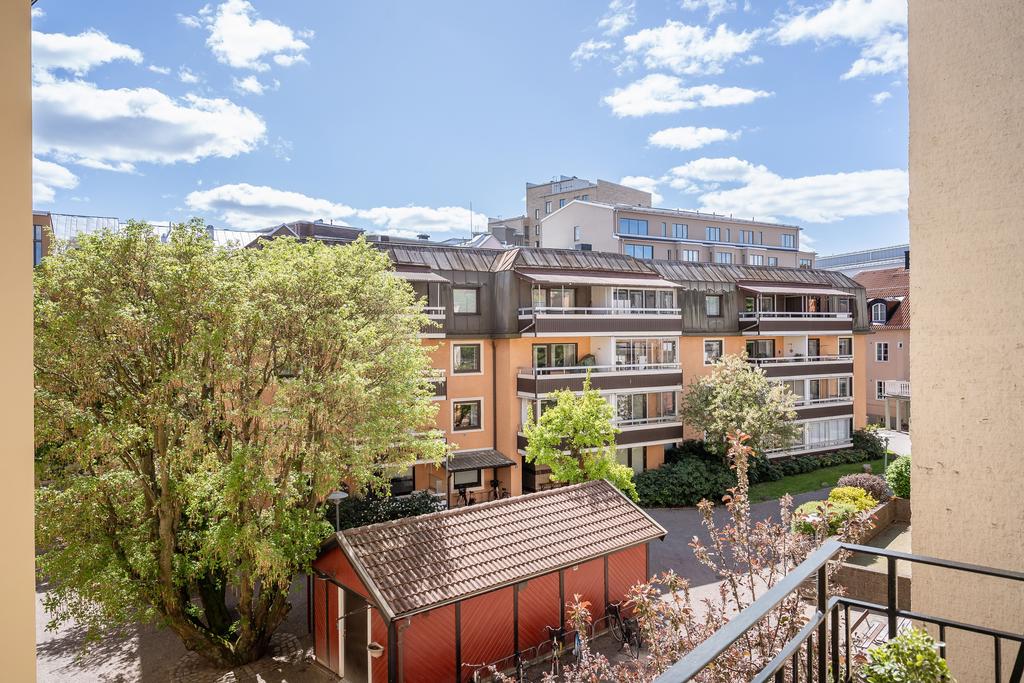 Utblick från balkong i västerläge