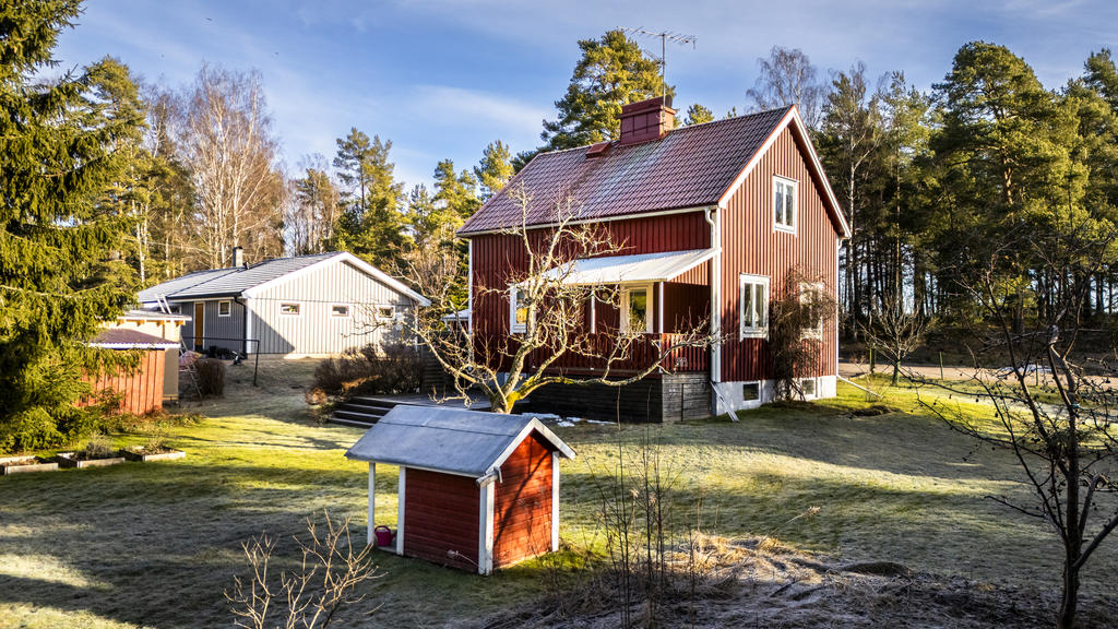 Mycket rymlig trädgård