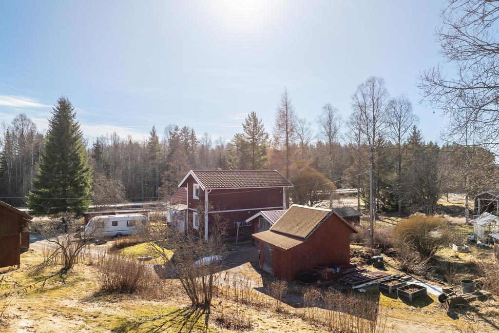 Flera små byggnader på tomten