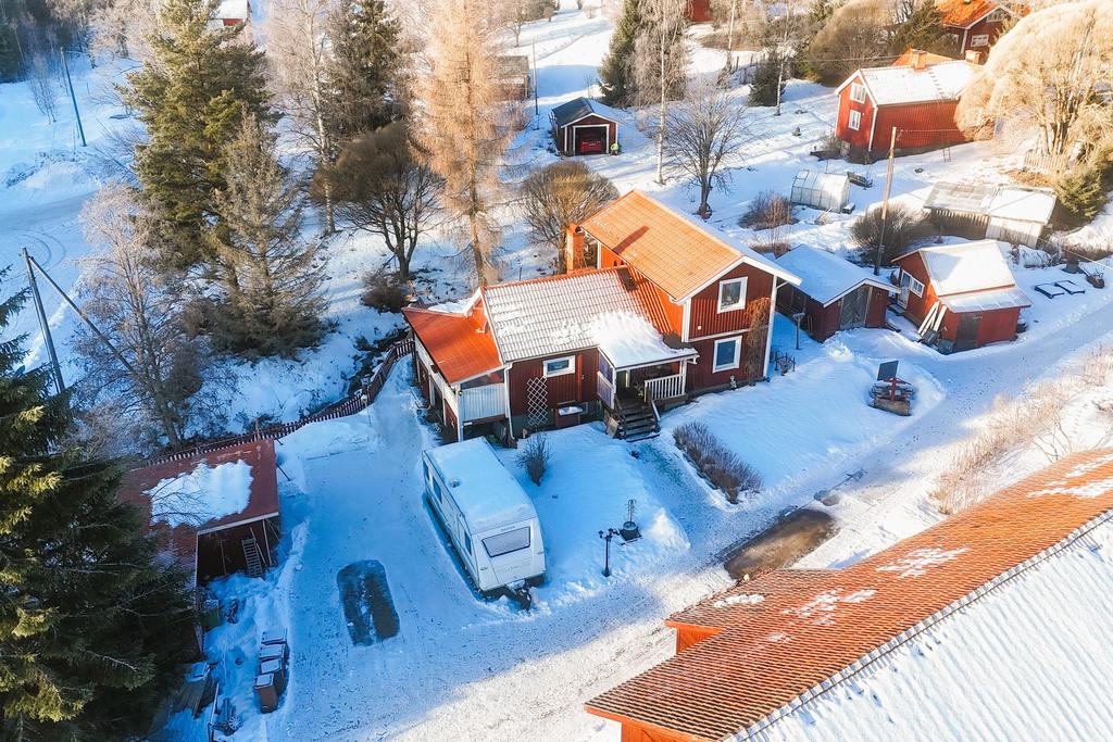 Flera små byggnader på tomten