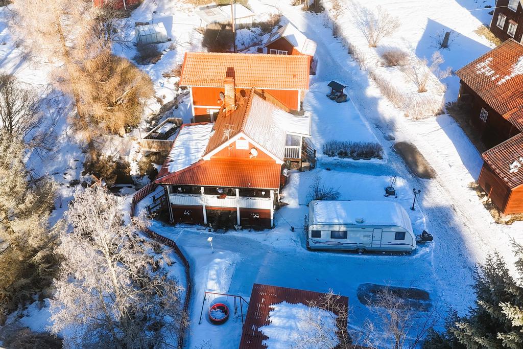 Den ringlande bäcken porlar precis intill huset