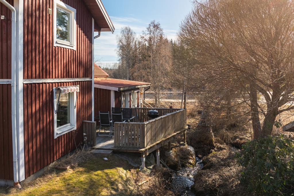 Den ringlande bäcken porlar precis intill huset