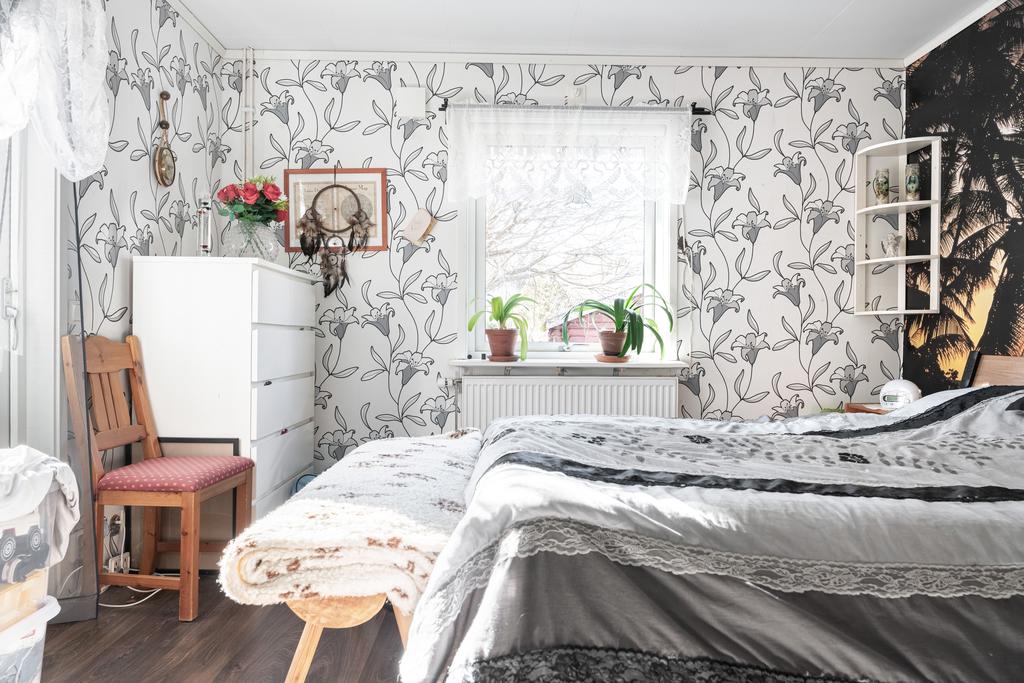 Sovrum med utgång till altanen