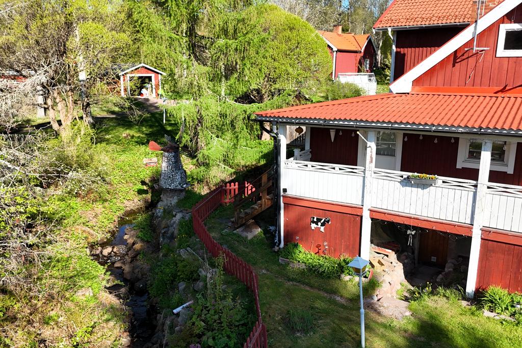 Den ringlande bäcken porlar precis intill huset