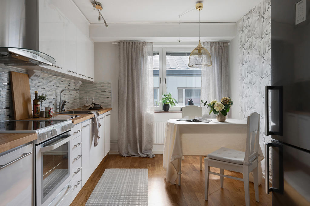 Kök med plats för matgrupp