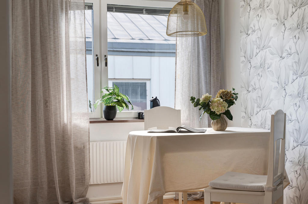 Naturlig matplats vid fönstret