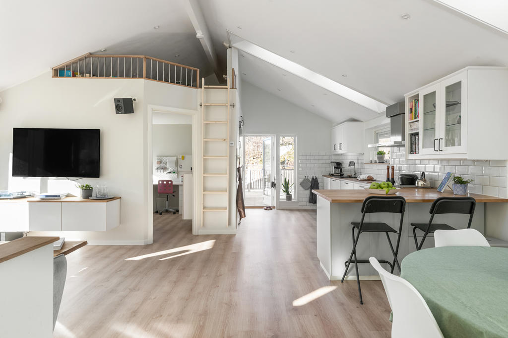 Öppen planlösning tillsammans med ett sovrum med loft ovanpå