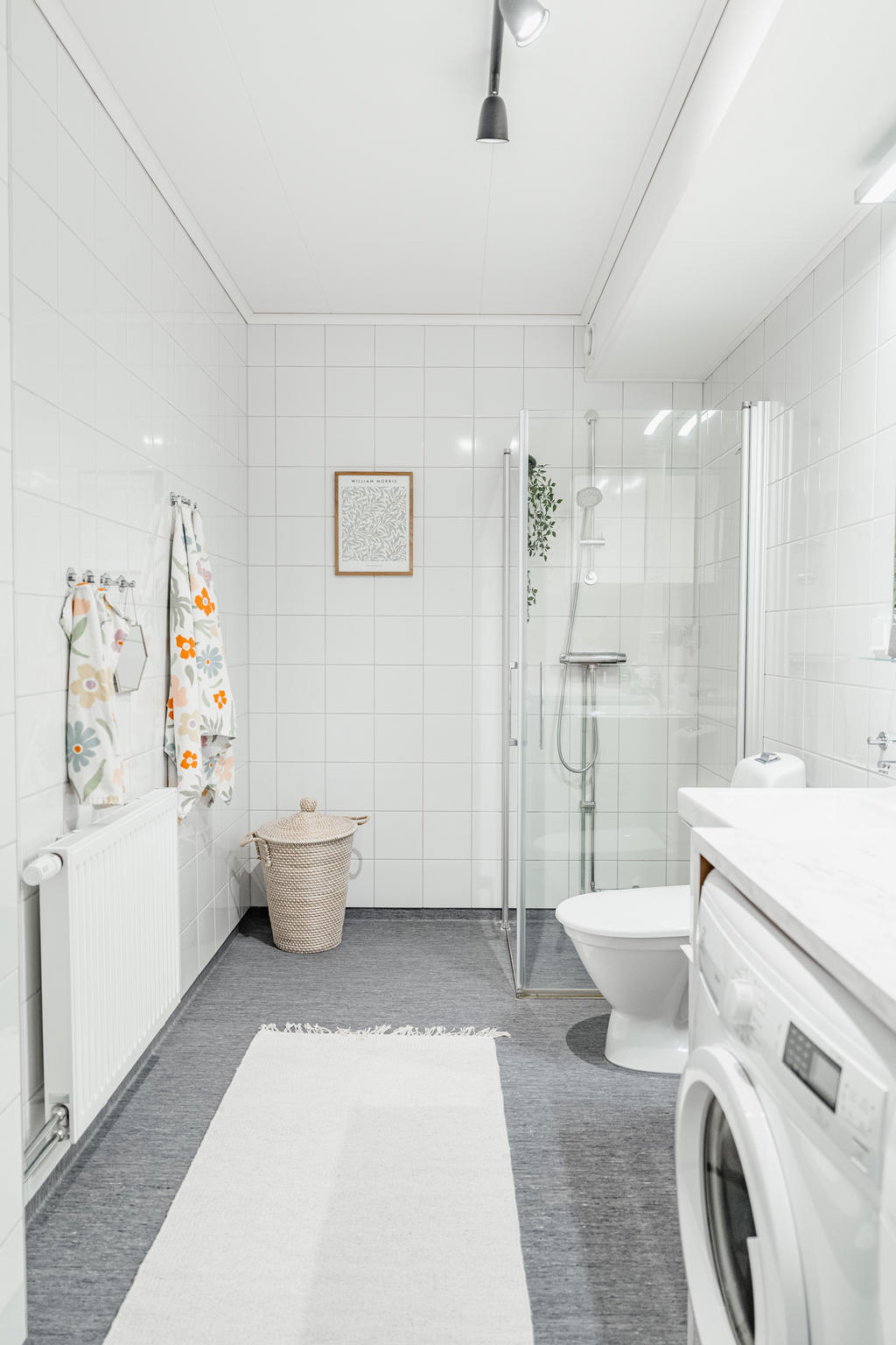Badrum med dusch, tvättmaskin och torktumlare
