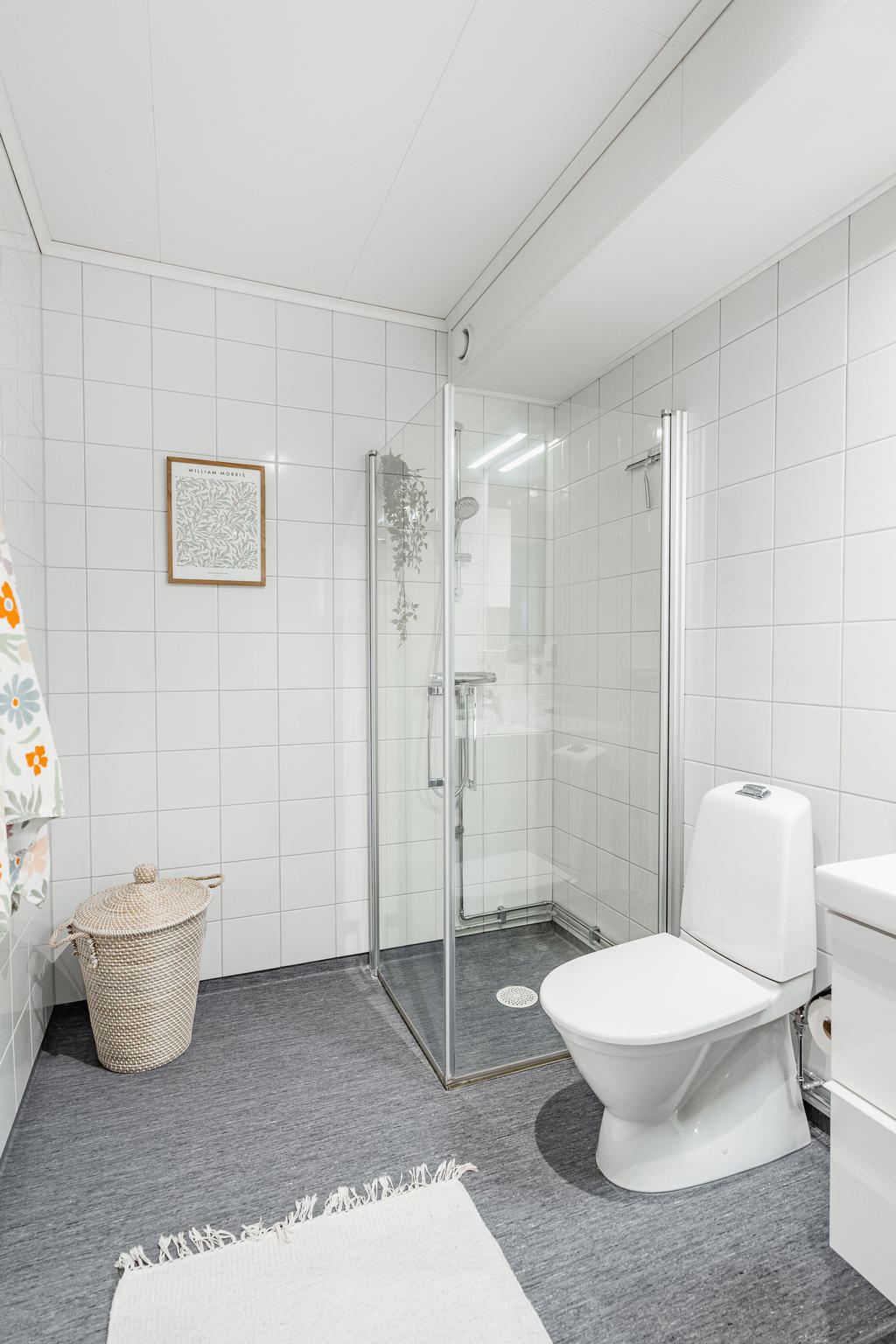 Badrum med dusch, tvättmaskin och torktumlare