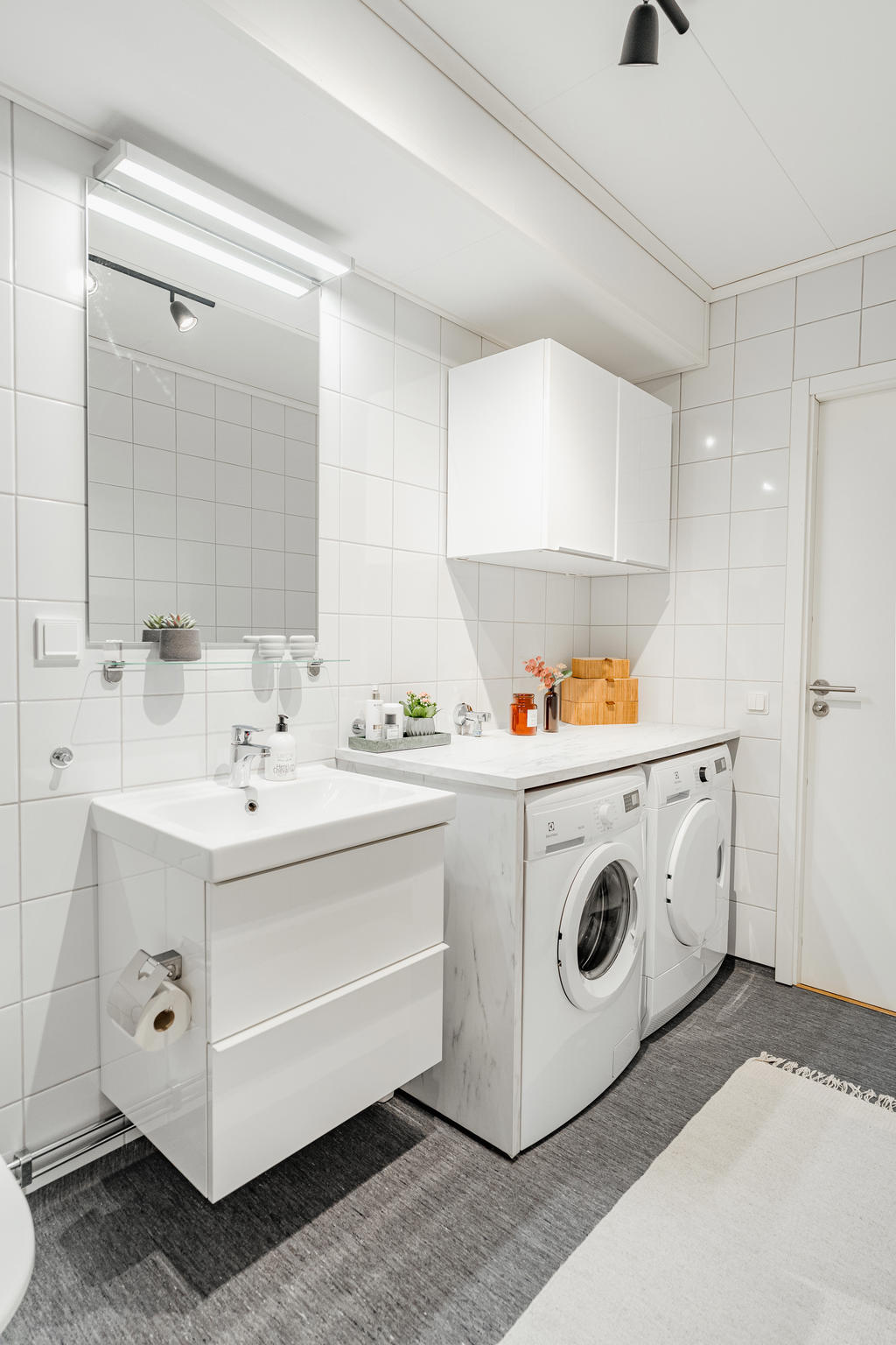Badrum med dusch, tvättmaskin och torktumlare