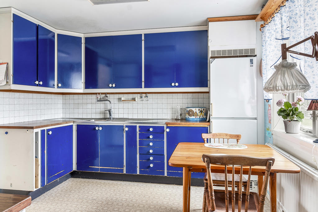 Kök med plats för matbord