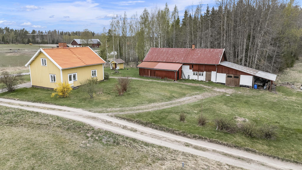 Baksida med uthus