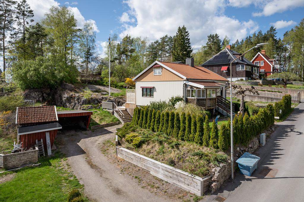Uppfört med förråd, carport och garage