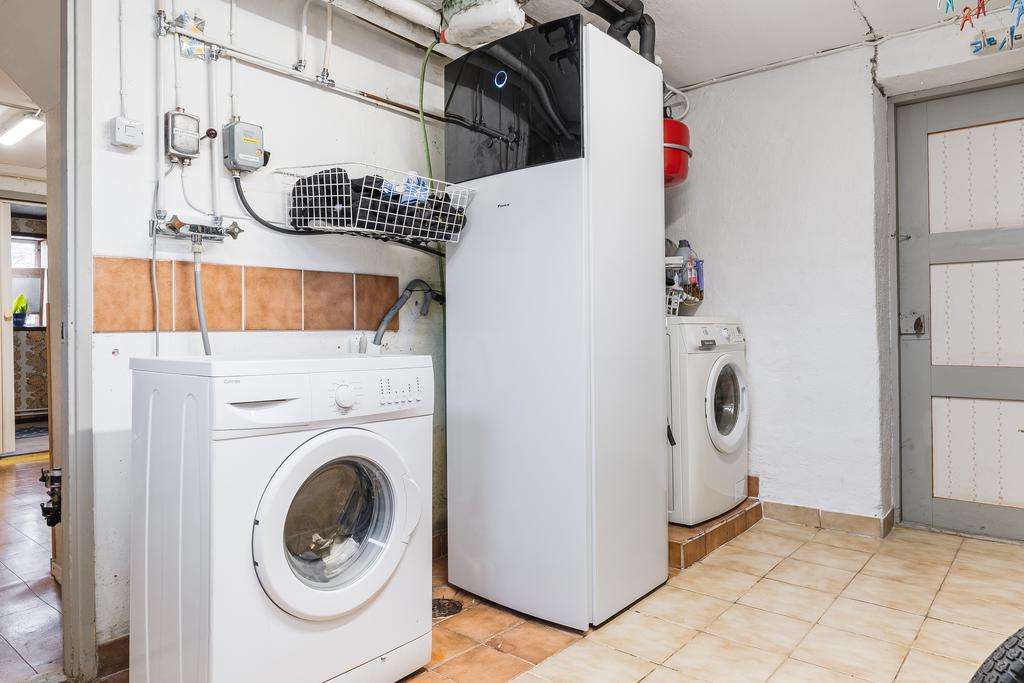 Tvättstuga med dubbla tvättmaskiner och bergvärmepump